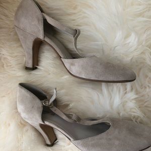 Vera Gomma• Cream Suede MaryJane Pumps